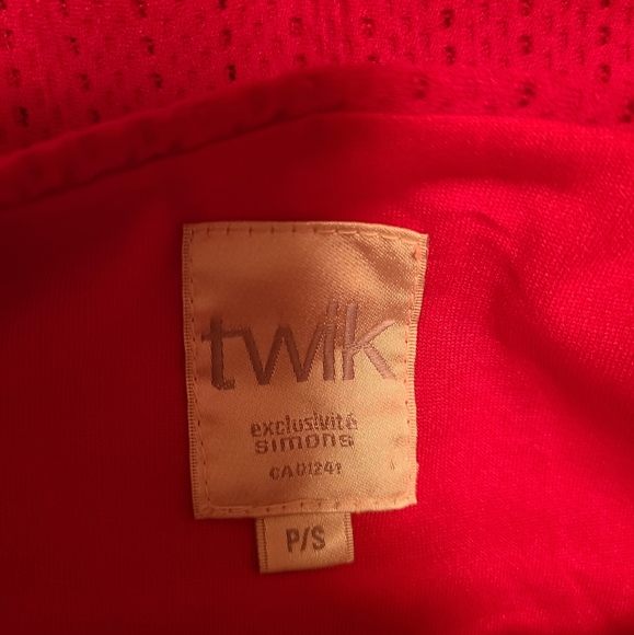 Little Red 3D-Mesh Dress - Picture 4 of 4